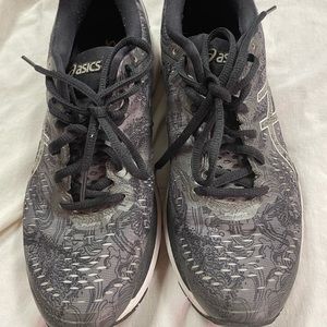 Women’s ASICS gel running shoes. Great condition!